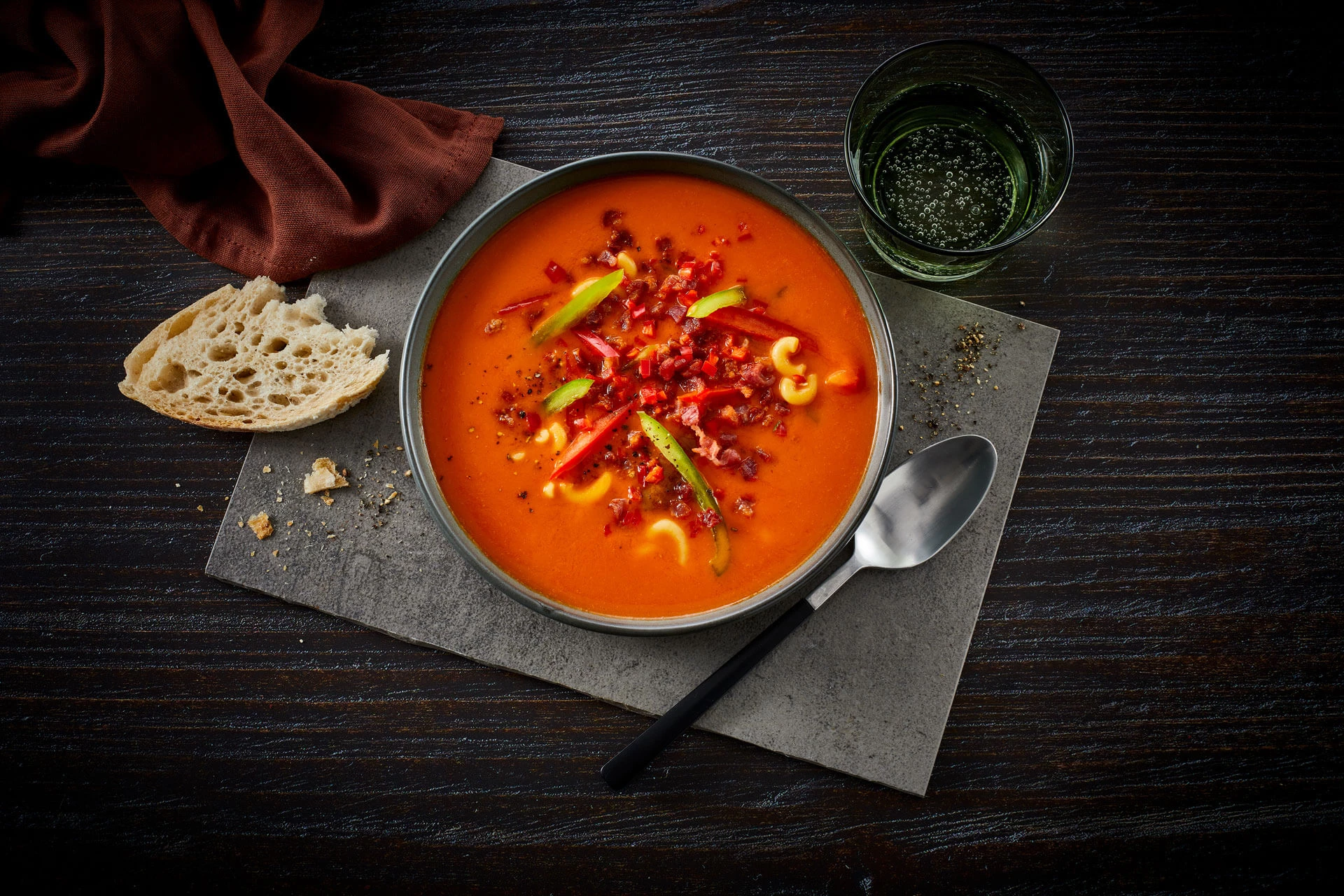 Nem tomatsuppe med suppehorn