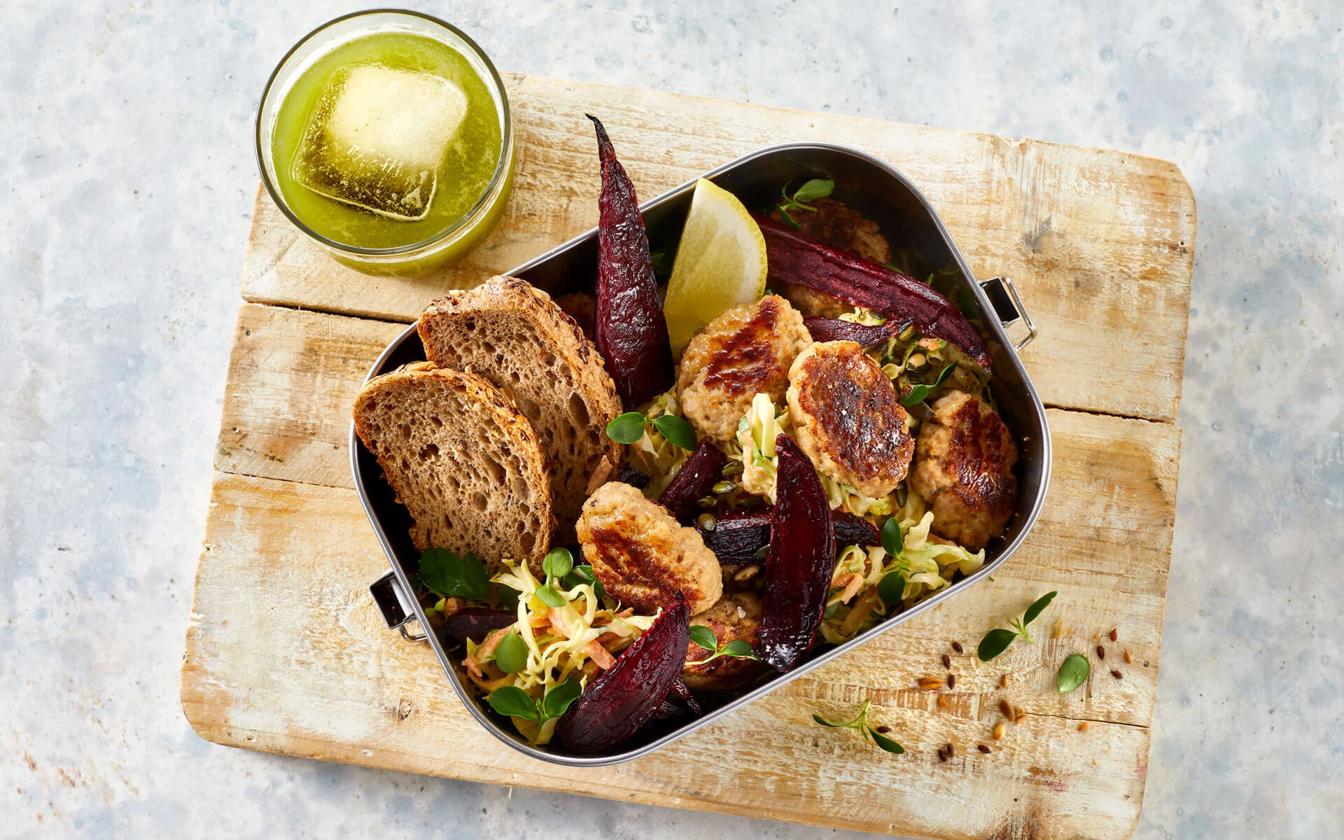 Frikadeller med honningbagte rødbeder og spidskålsslaw