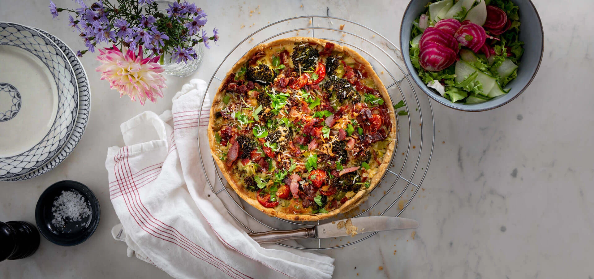 Broccolitærte med bacon og tomat