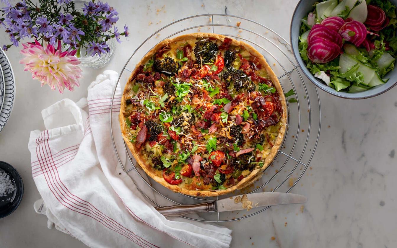 Broccolitærte med bacon og tomat