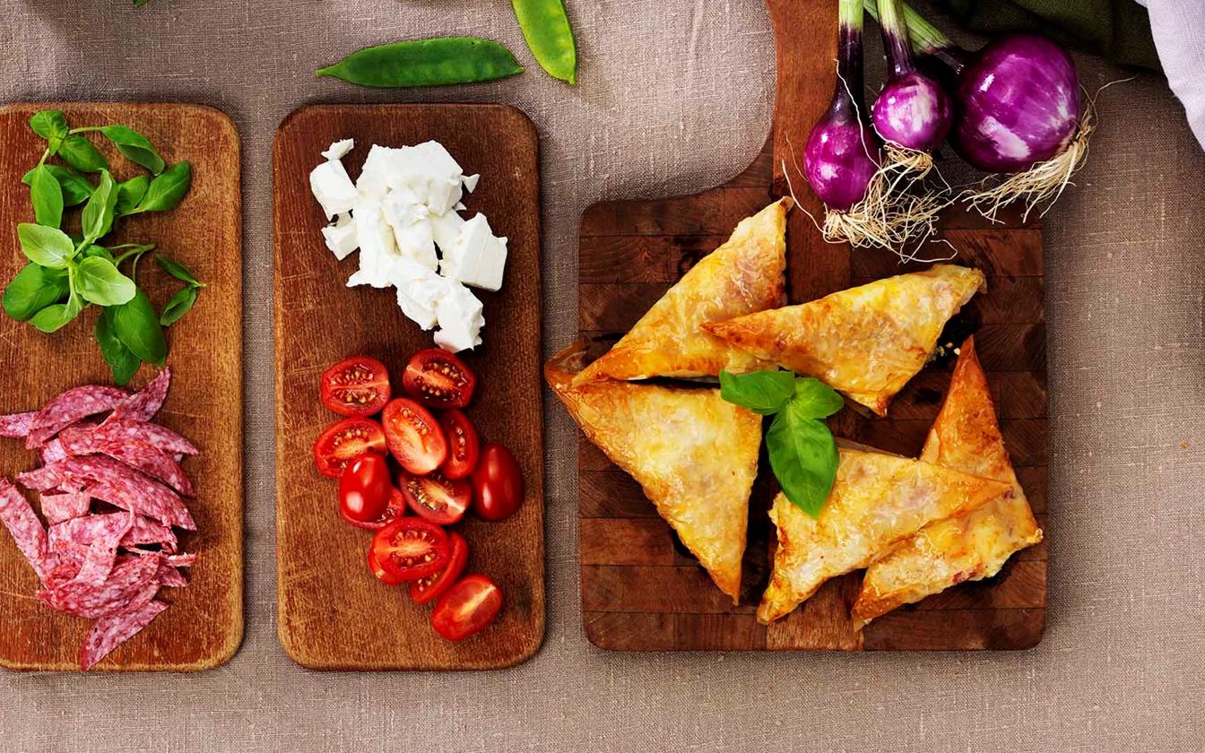 Filodegsknyten med salami och fetaost