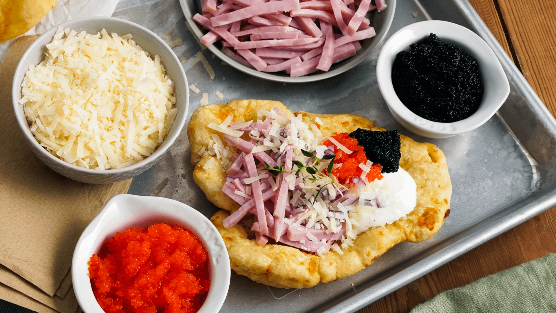 Hemmagjorda langos med skinka