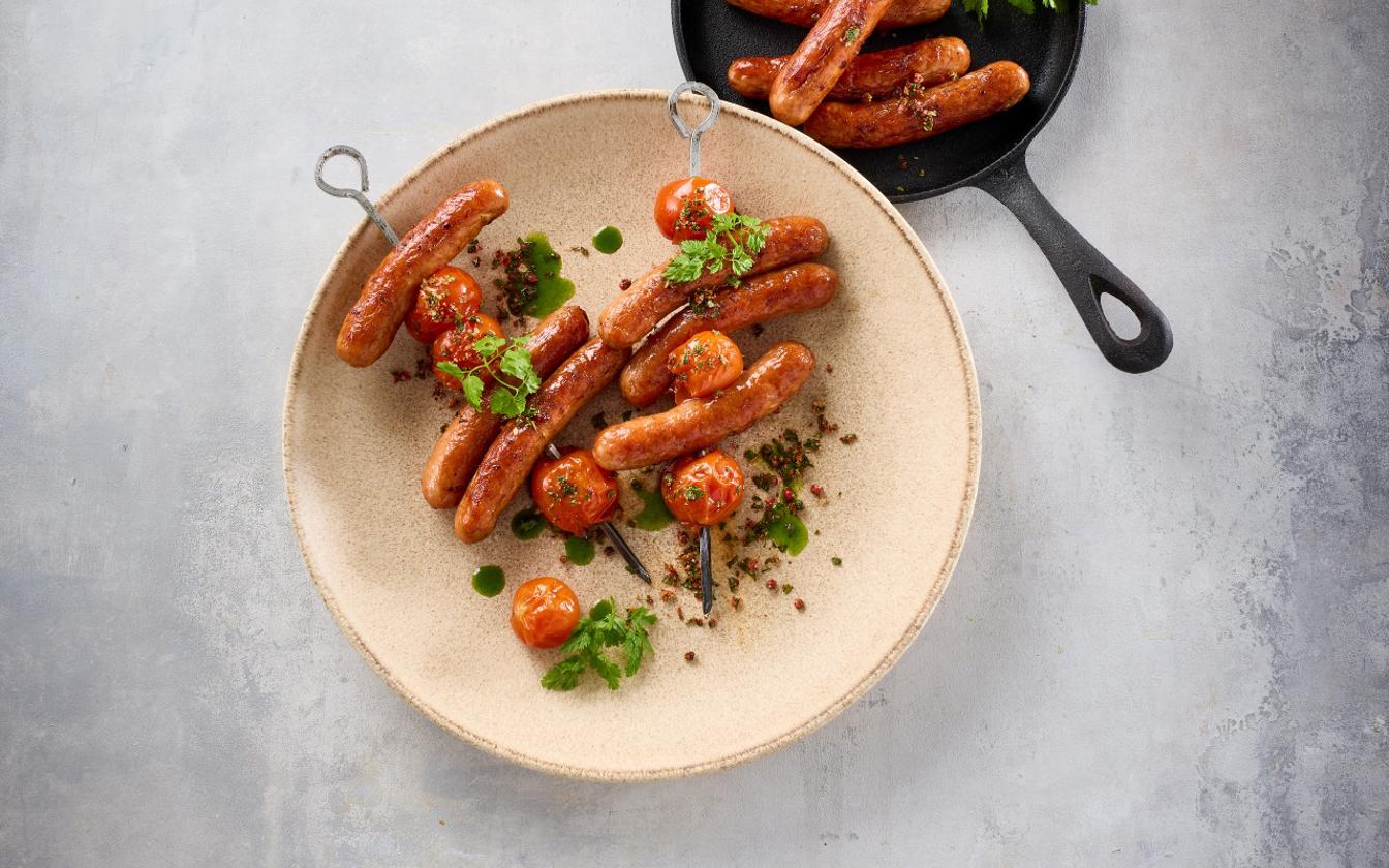 Chorizo brunchpølse med bagte cherrytomater på spyd