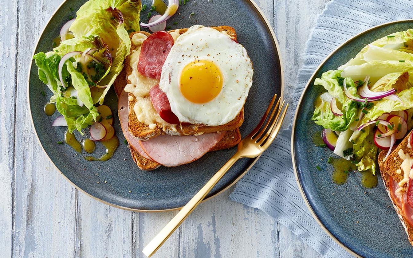 Croque madame med hamburgerryg og kalkunbacon