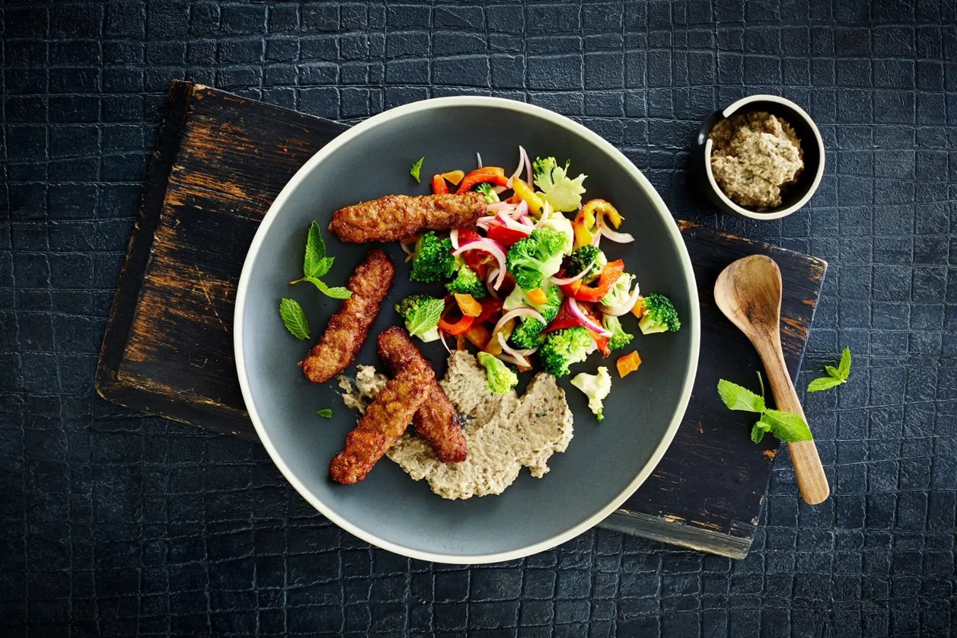 Cevapcici mit Kohlsalat und Auberginendip