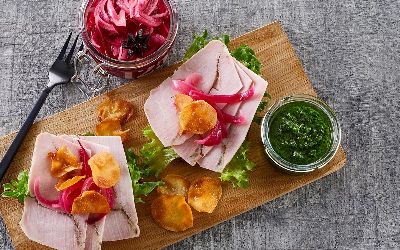 Rugbrød med rullepølse og syltede rødløg