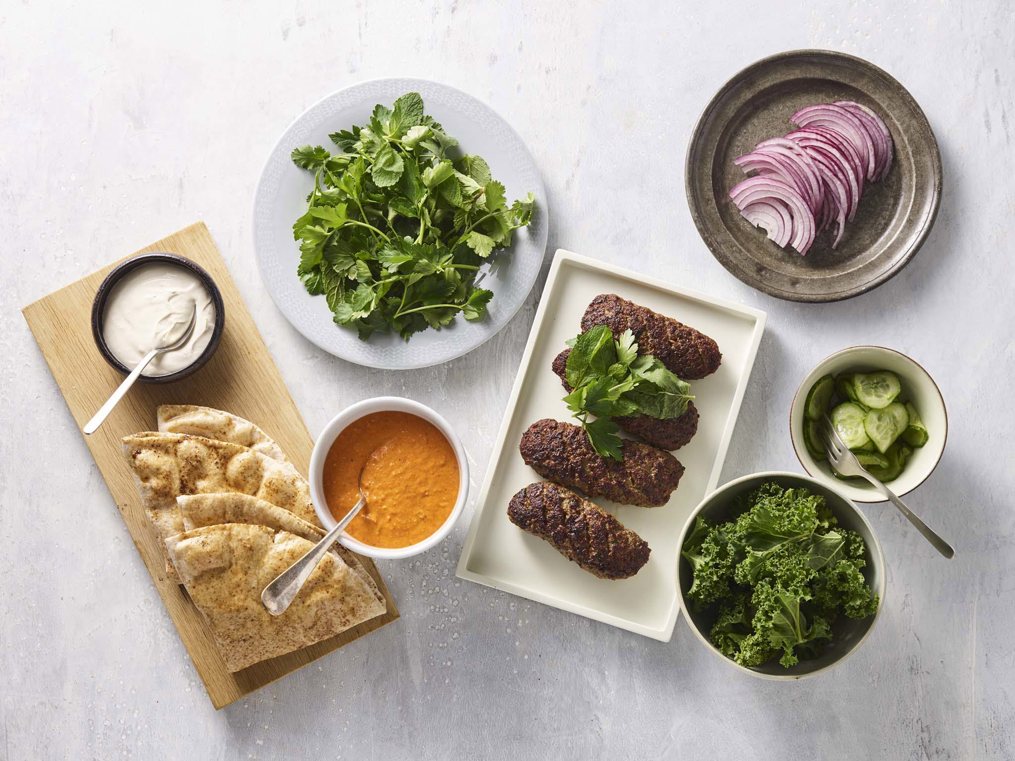 Fladbrød med kebab og romesco sauce