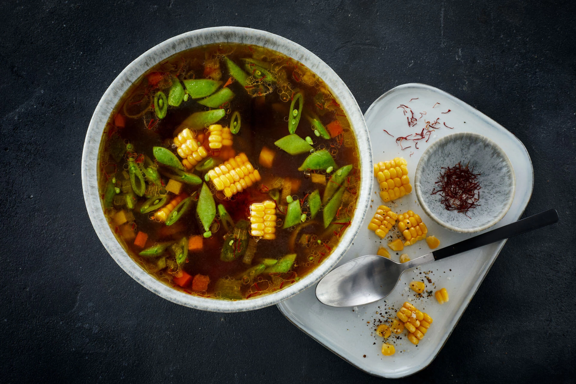 Majssuppe med sprøde sukkerærter og ingefær