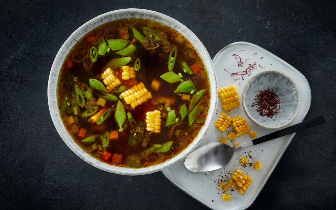 Majssuppe med sprøde sukkerærter og ingefær