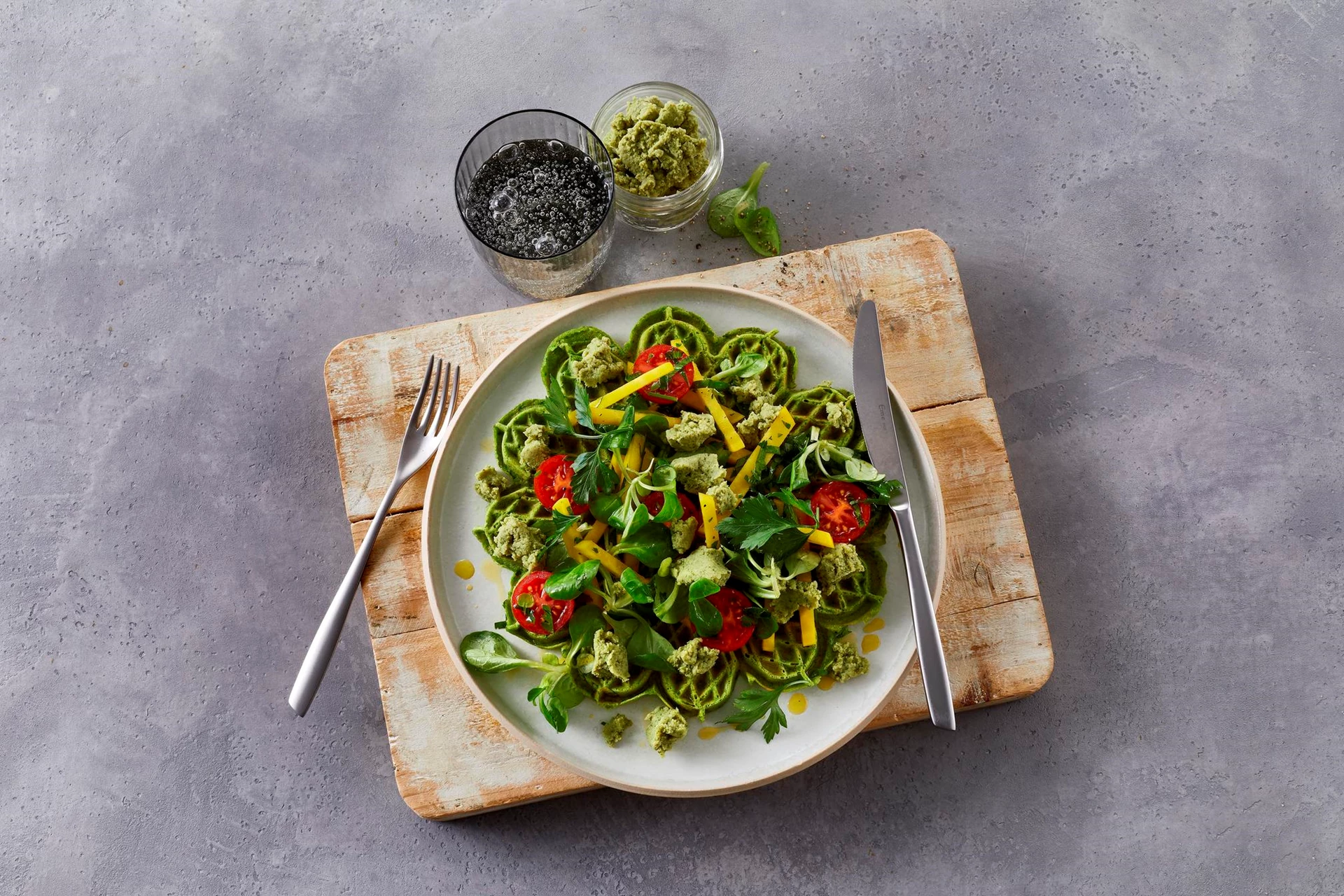 Spinatvafler med hummus og grønt