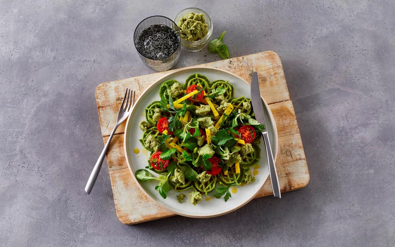 Spinatvafler med hummus og grønt