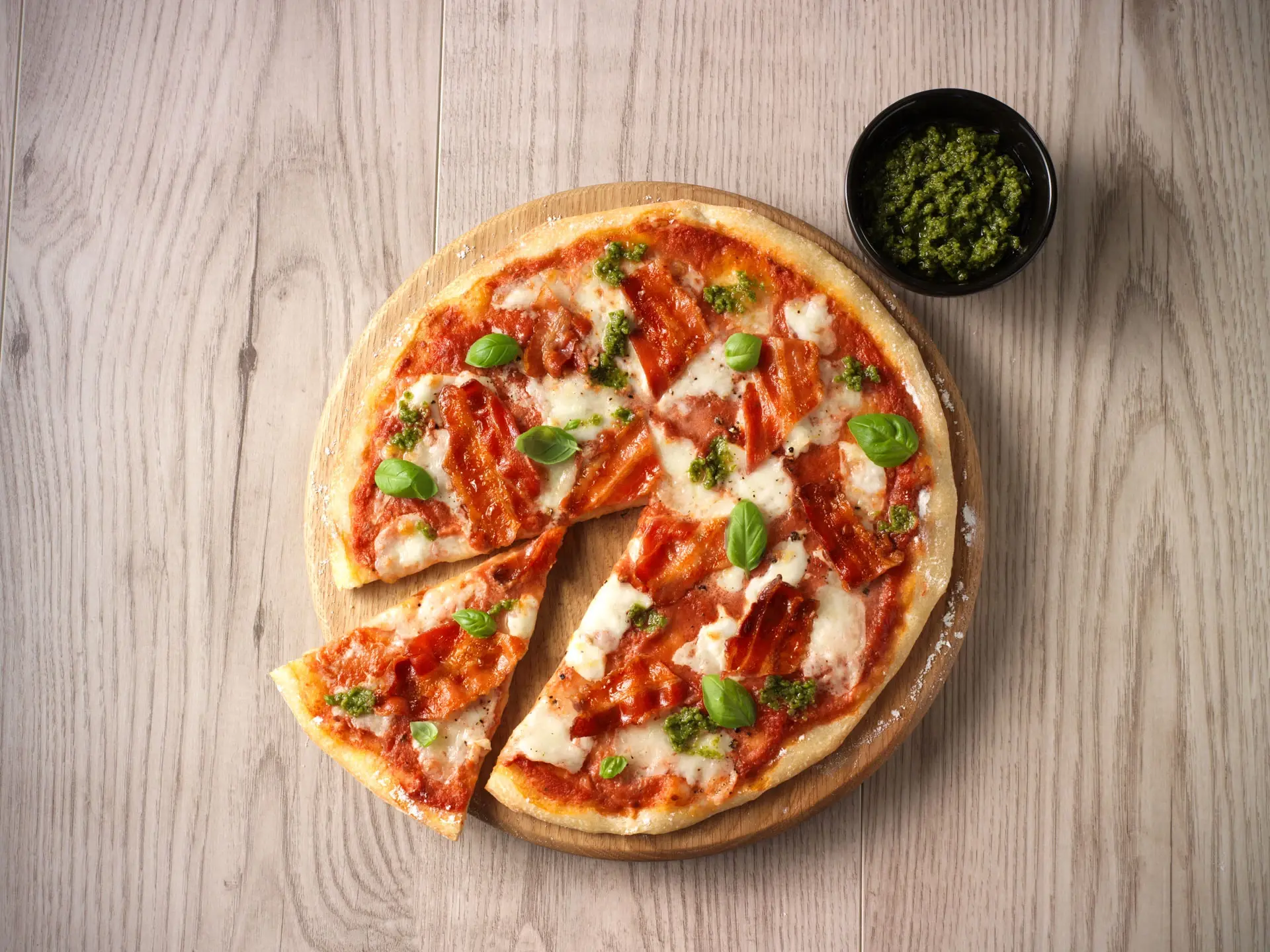 Pizza med pesto och mozzarella