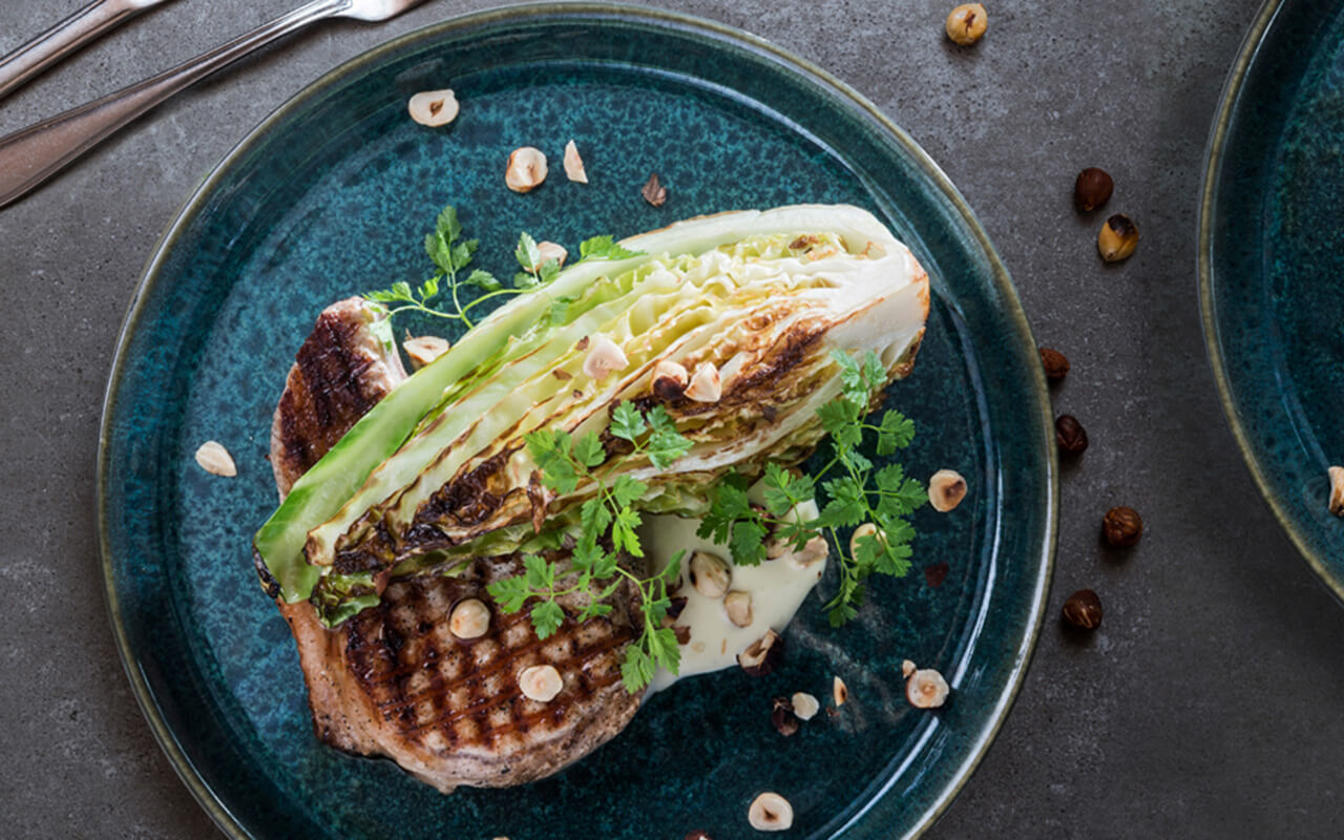 Grillet kotelet med stegt spidskål