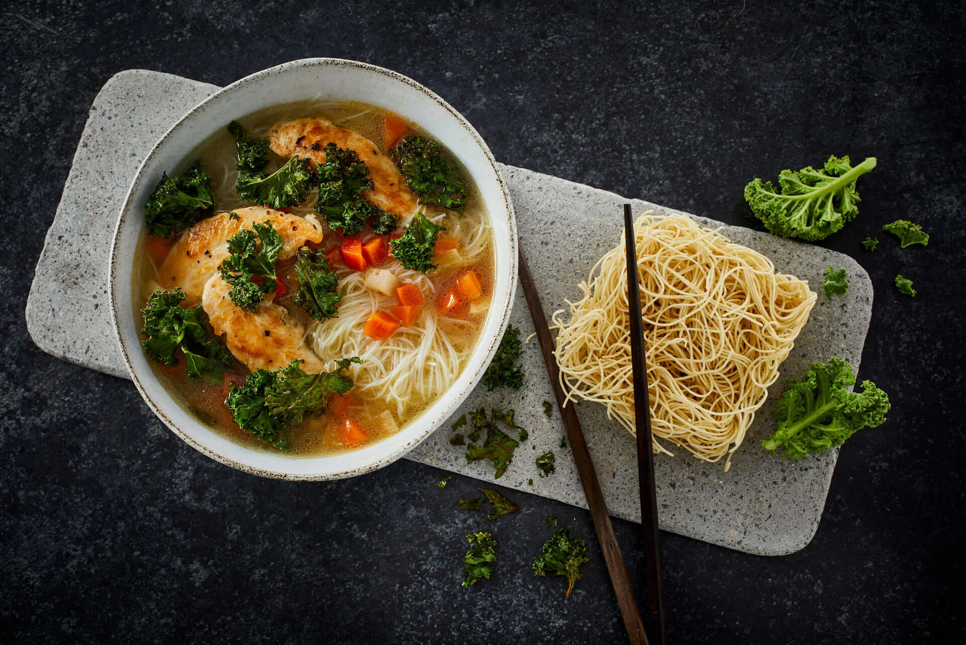 Økologisk hønsekødssuppe med risnudler og kylling