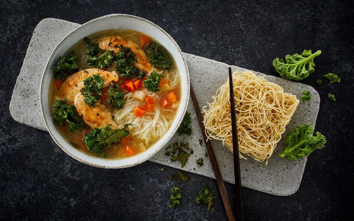 Økologisk hønsekødssuppe med risnudler og kylling