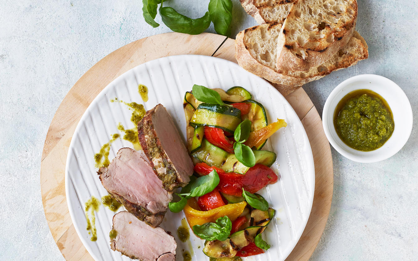 Grillet mørbrad samt squash og pebersalat