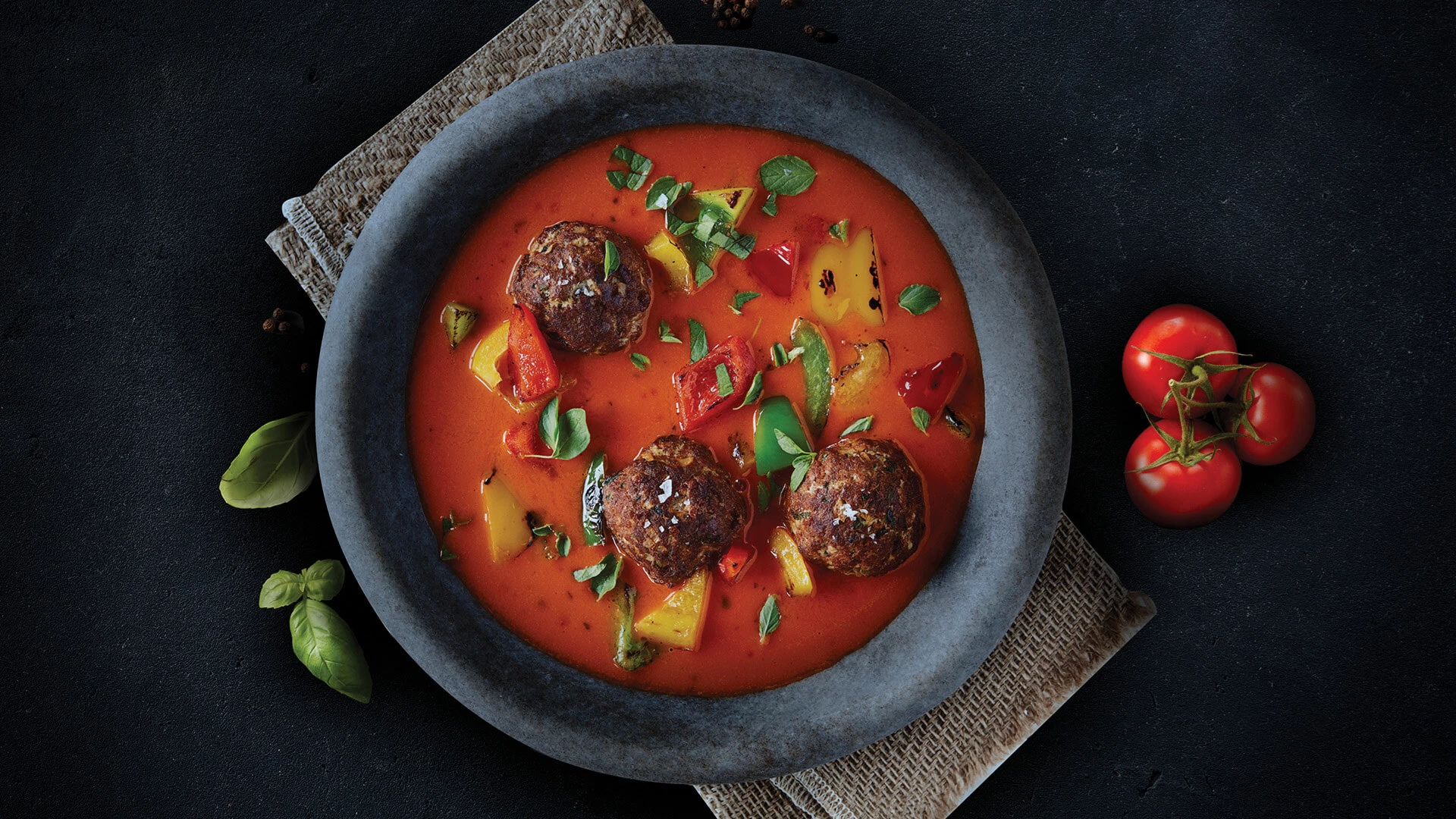 Økologisk tomatsuppe med kødboller