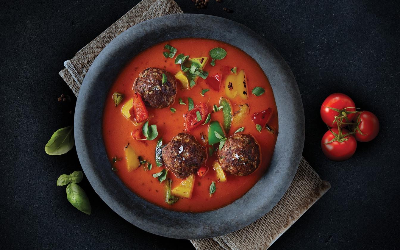 Økologisk tomatsuppe med kødboller