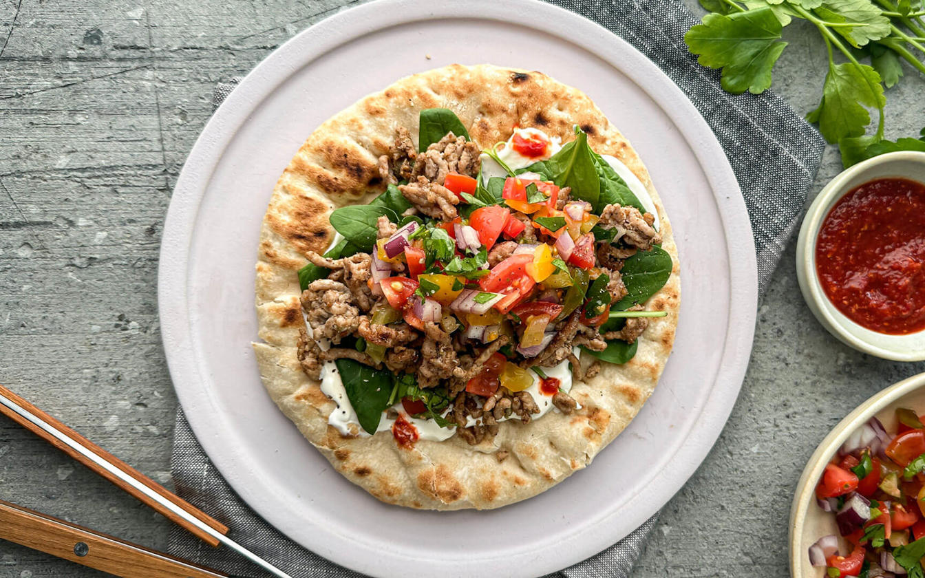 Fladbrød med krydret grisekød