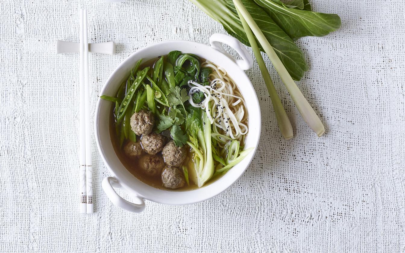 Ramen suppe med pak choi og nudler