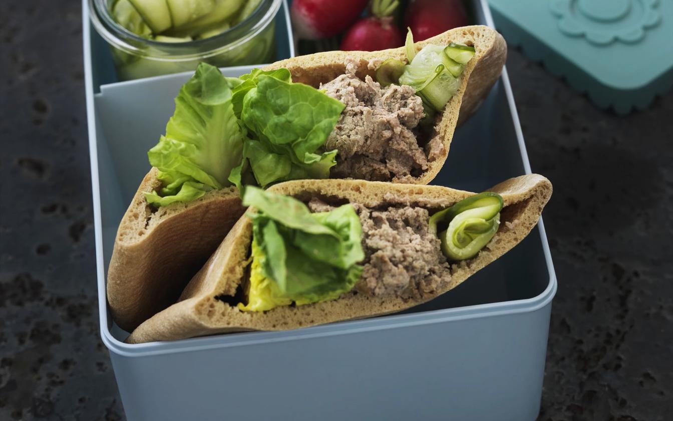 Pitabrød med fyld af leverpostej