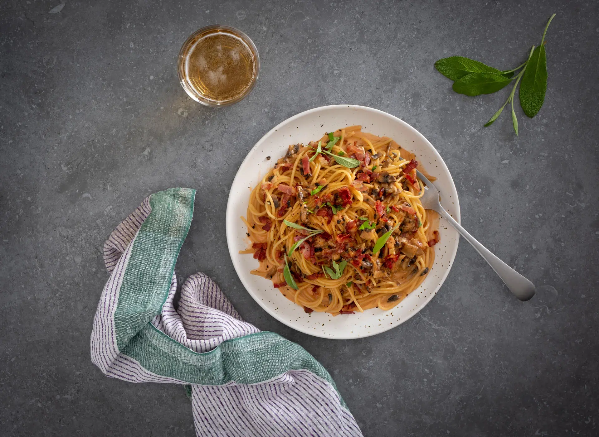 Pasta med baconsås och champinjoner