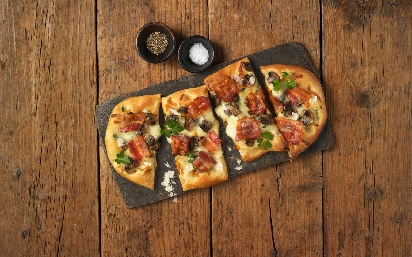 Focaccia med bacon og champignon