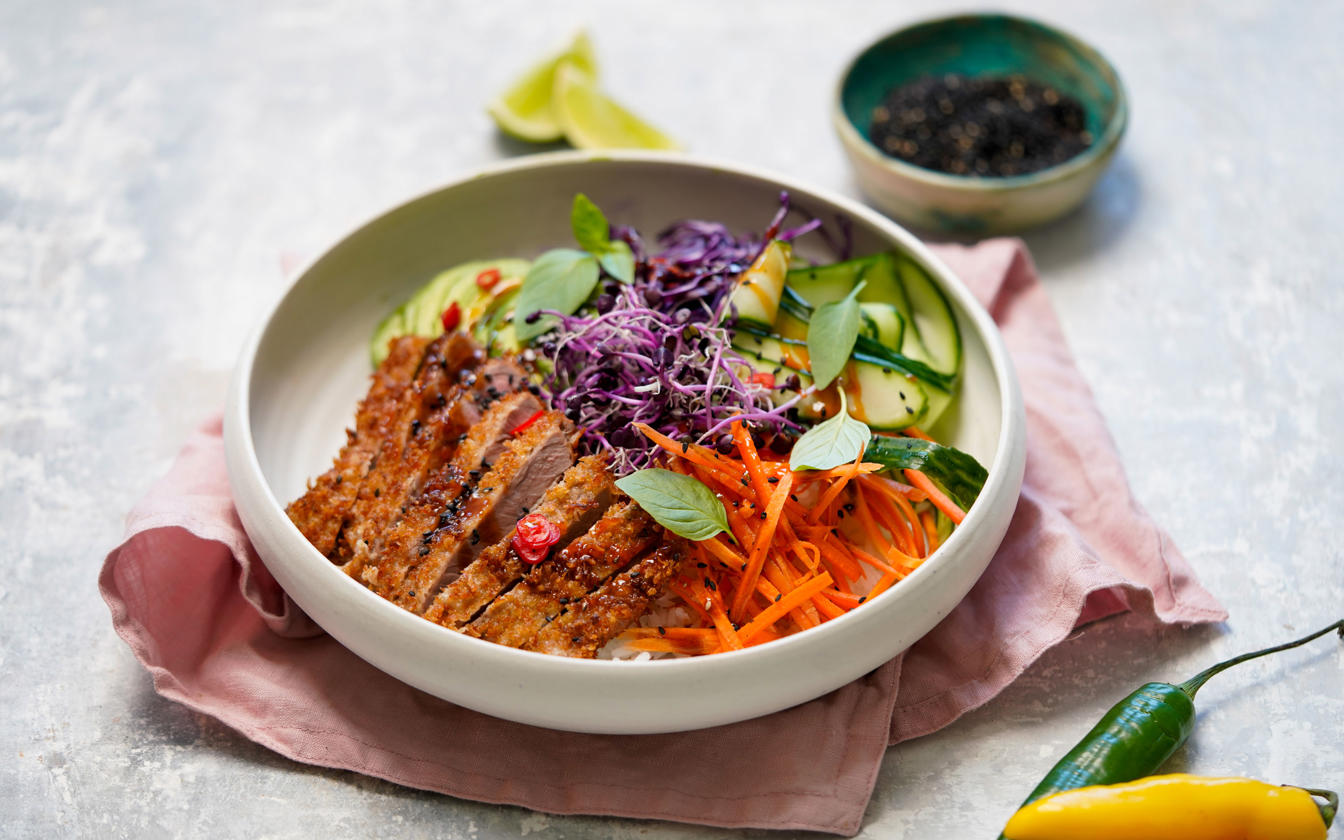 Poke Bowl med wienerschnitzel