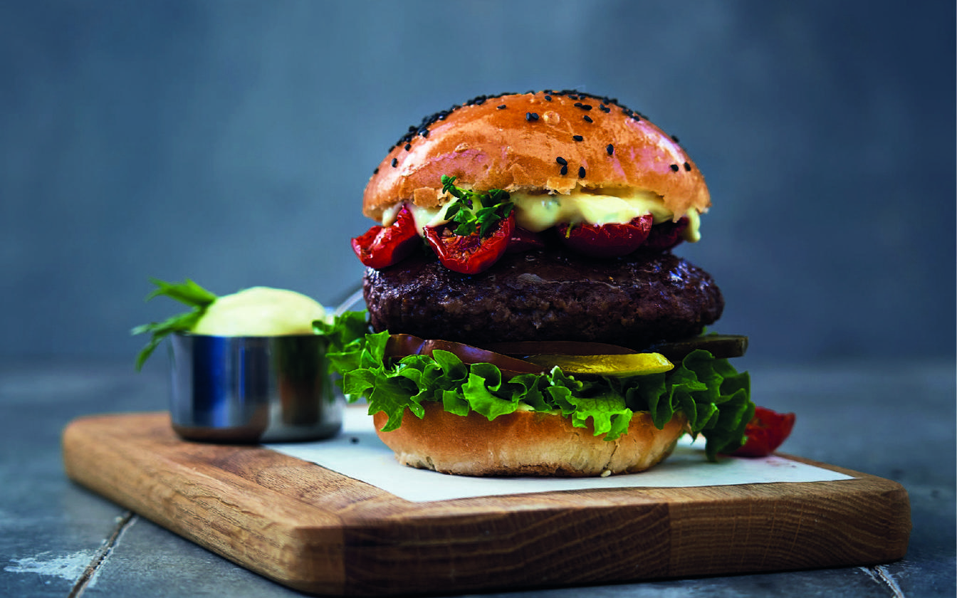 Burger med bearnaise og ovnbagte tomater