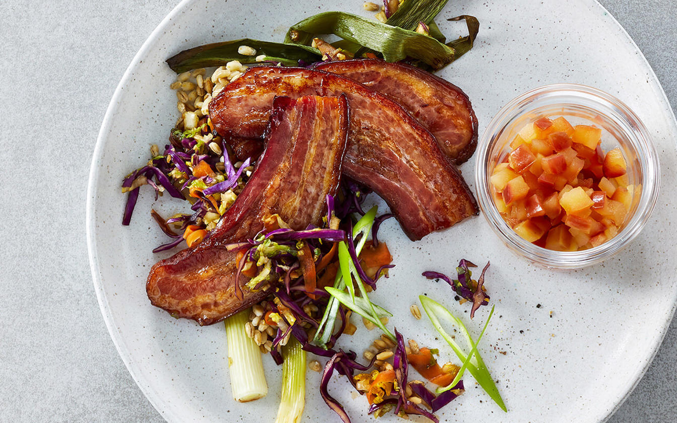 Sprød bacon på kimchi og perlebyg