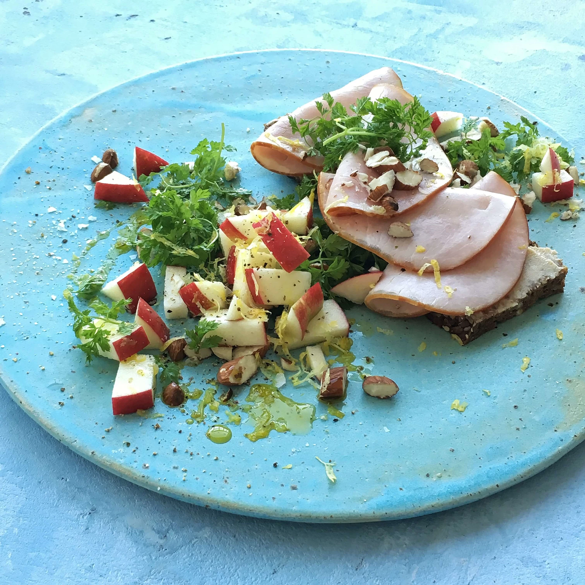 Hamburgerryg på rugbrød med sprød æbletopping