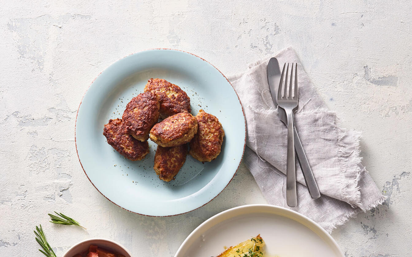 Gammeldags frikadeller med smørdampet spidskål