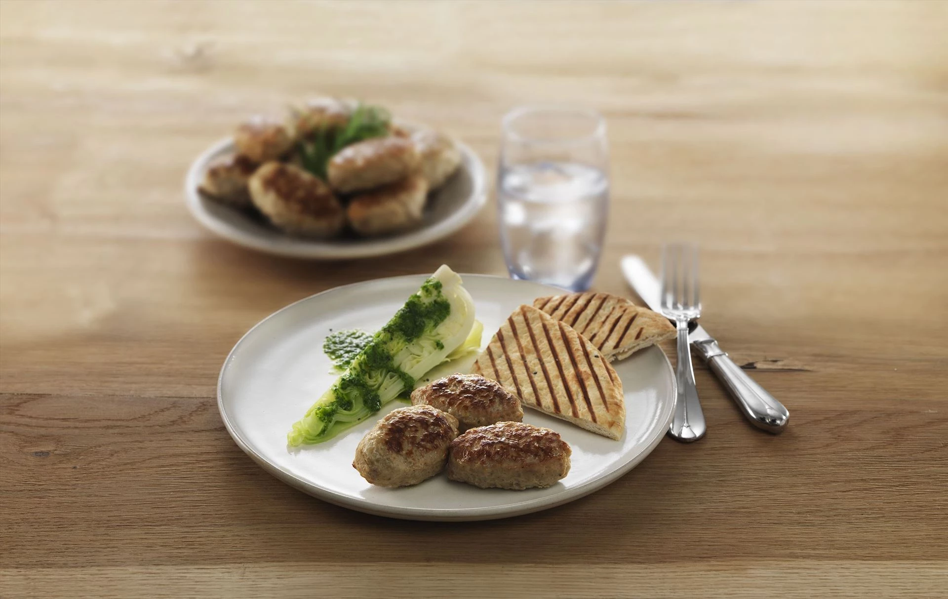 Middagsfrikadeller med dampet spidskål