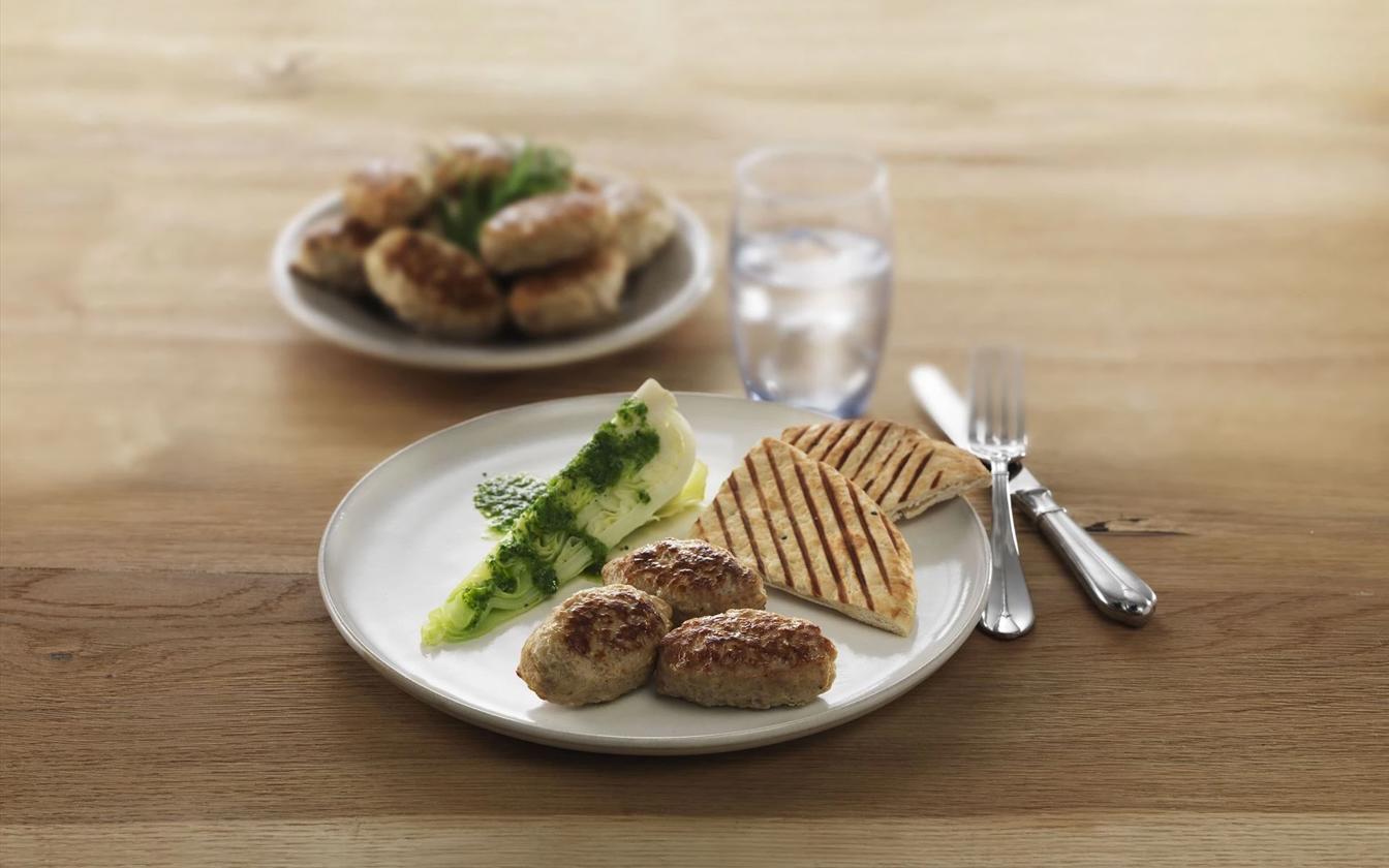 Middagsfrikadeller med dampet spidskål