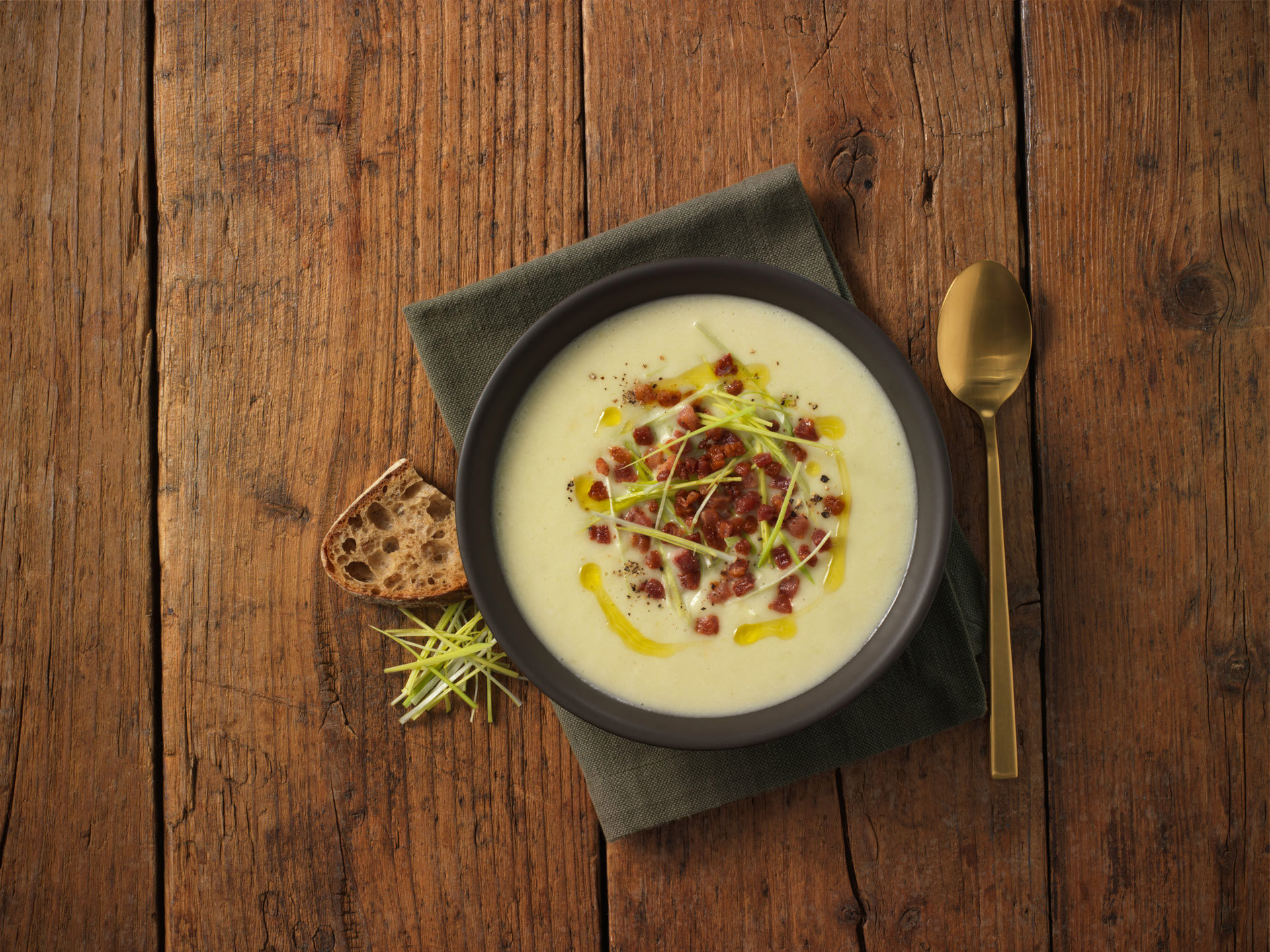 Porresuppe med kartofler, bacon og bladselleri-image
