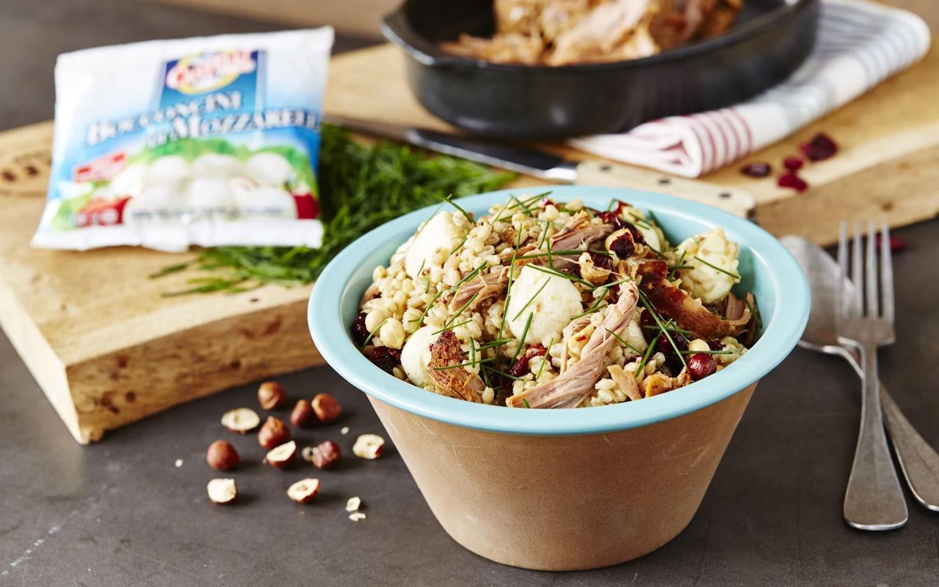 Perlebygsalat med Pulled Turkey og mozzarella