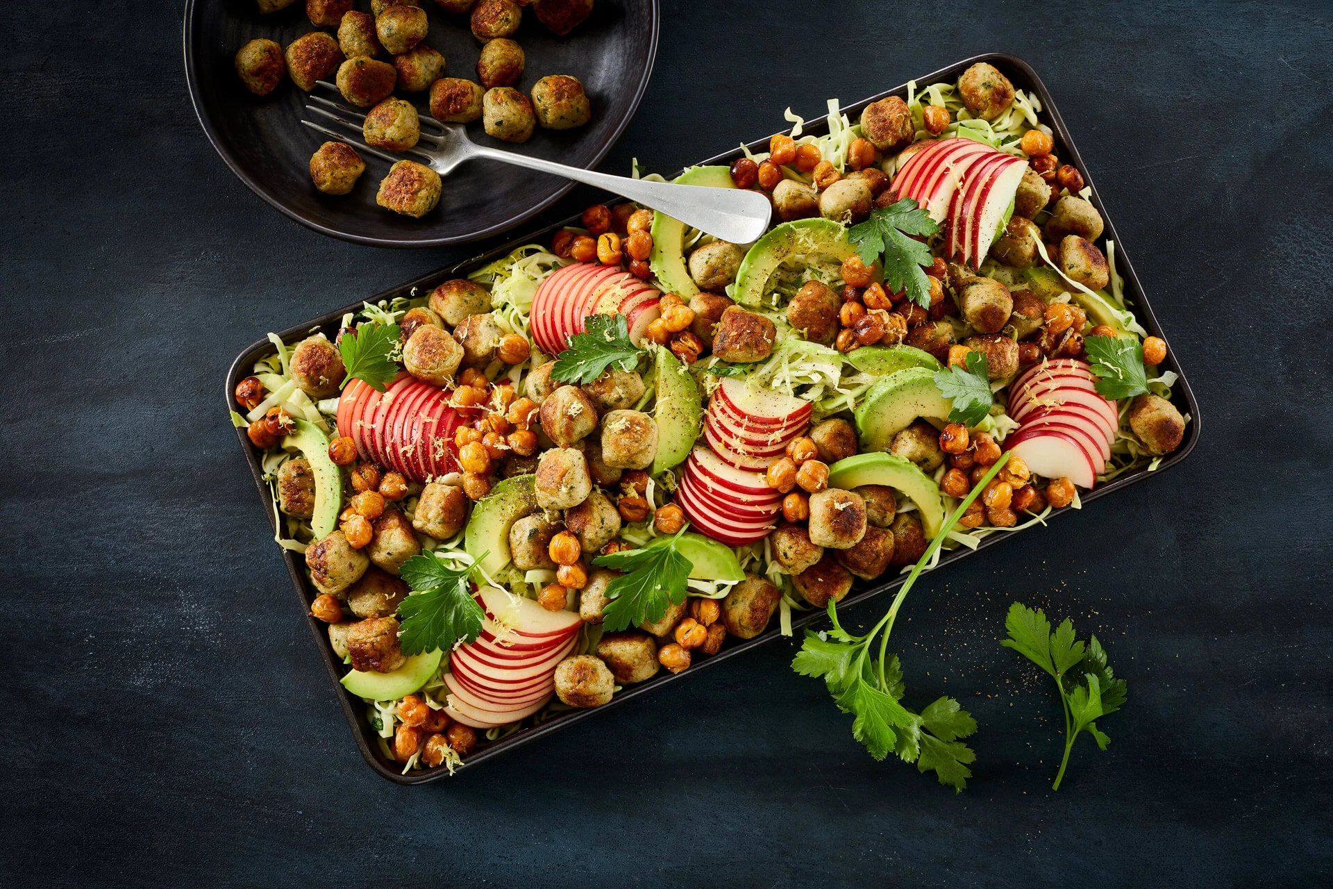 Spidskålssalat med stegte kødboller