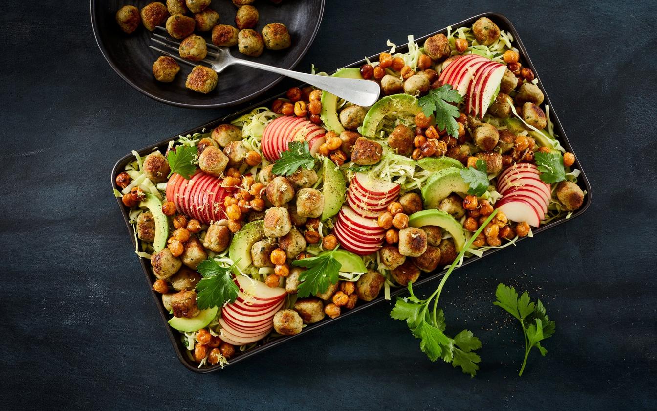 Spidskålssalat med stegte kødboller