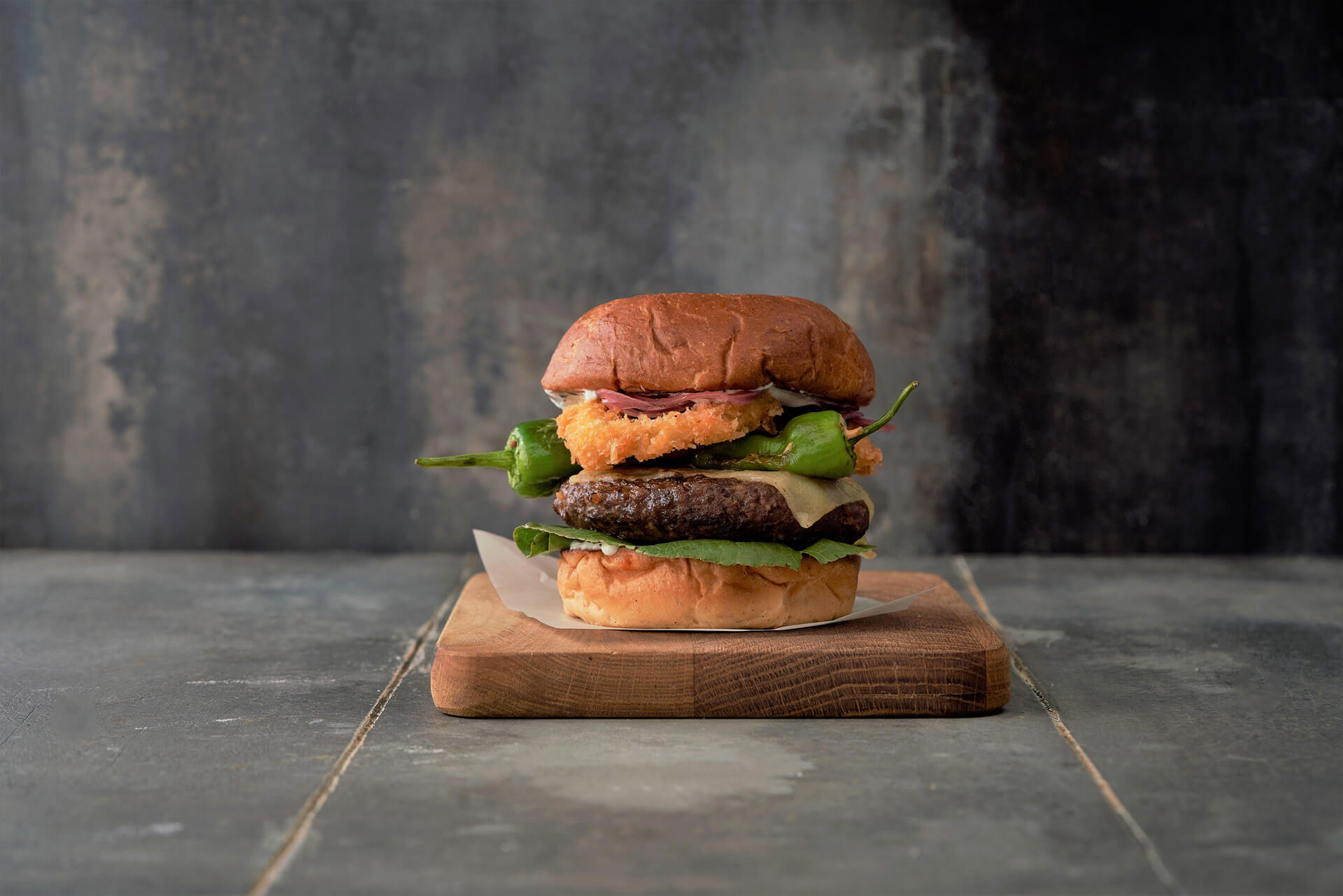 Burger BOOST med hjemmelavede løgringe