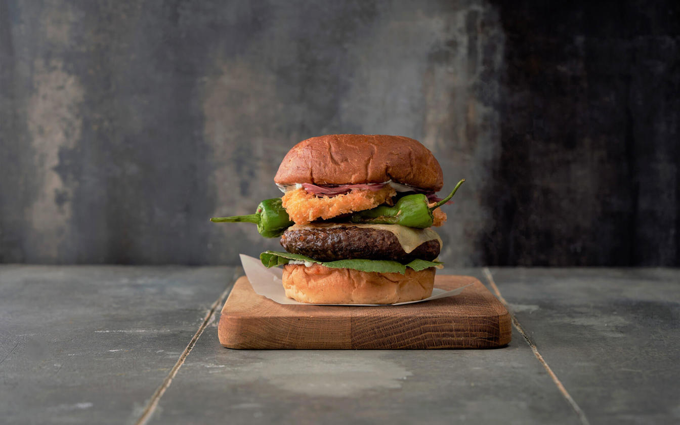 Burger BOOST med hjemmelavede løgringe