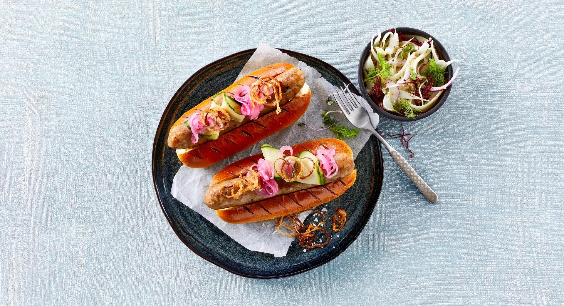 
Herregriller med grillet briochebrød og coleslaw på fennikel
