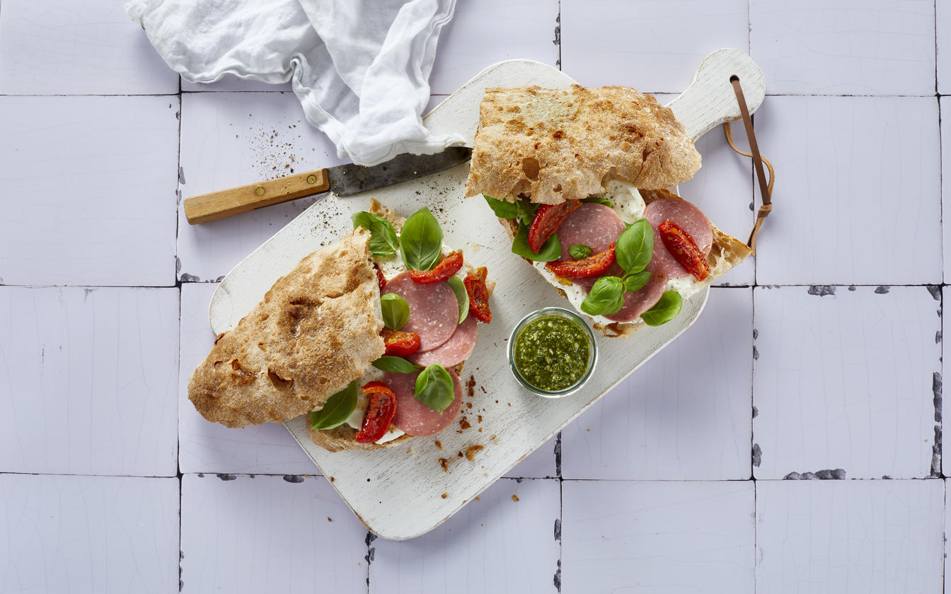 Italiensk inspireret sandwich med spegepølse