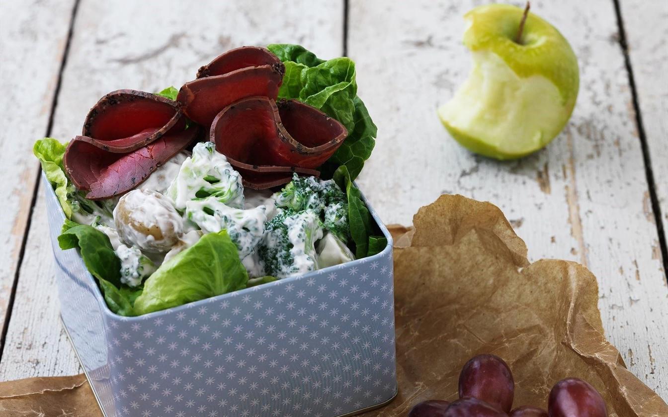 Roastbeef med broccolisalat