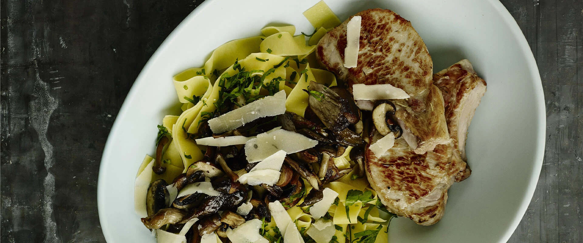 Koteletter med pasta og svampe