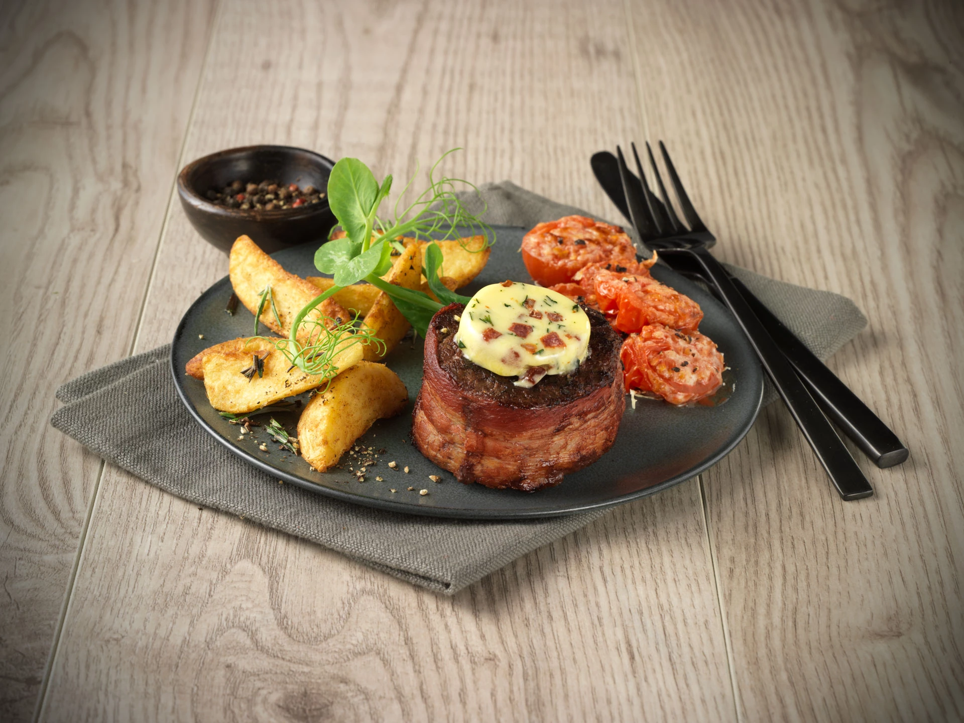 Baconsvøbt tournedos med estragonsmør