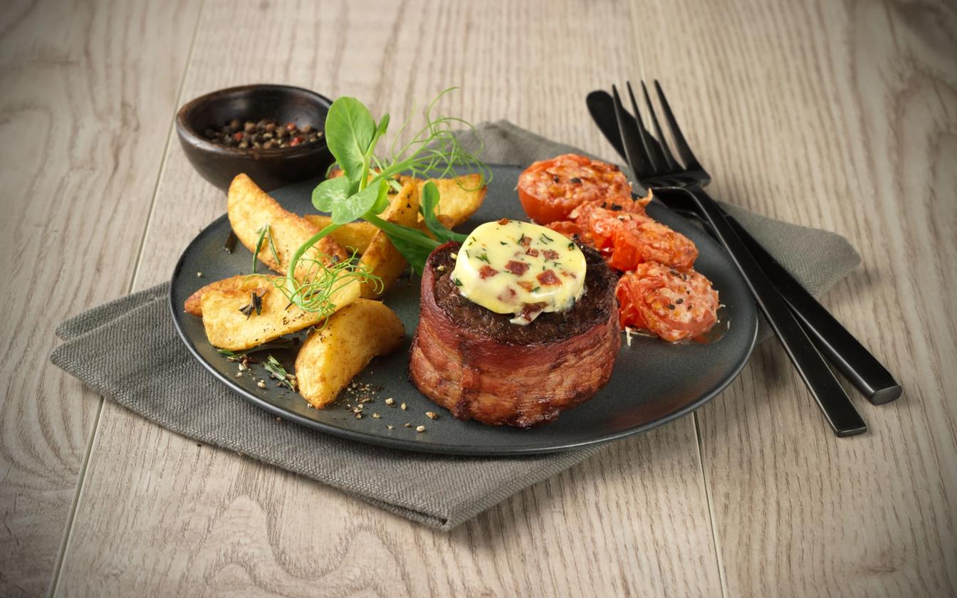Baconsvøbt tournedos med estragonsmør
