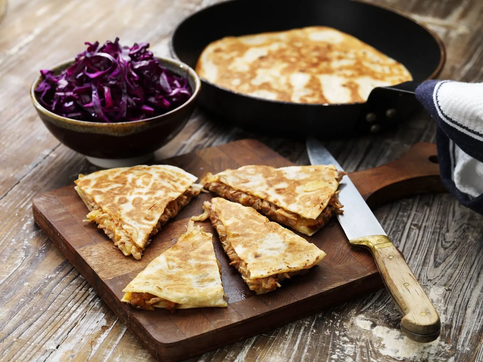 Quesadillas med Pulled pork, ost och karamelliserad lök