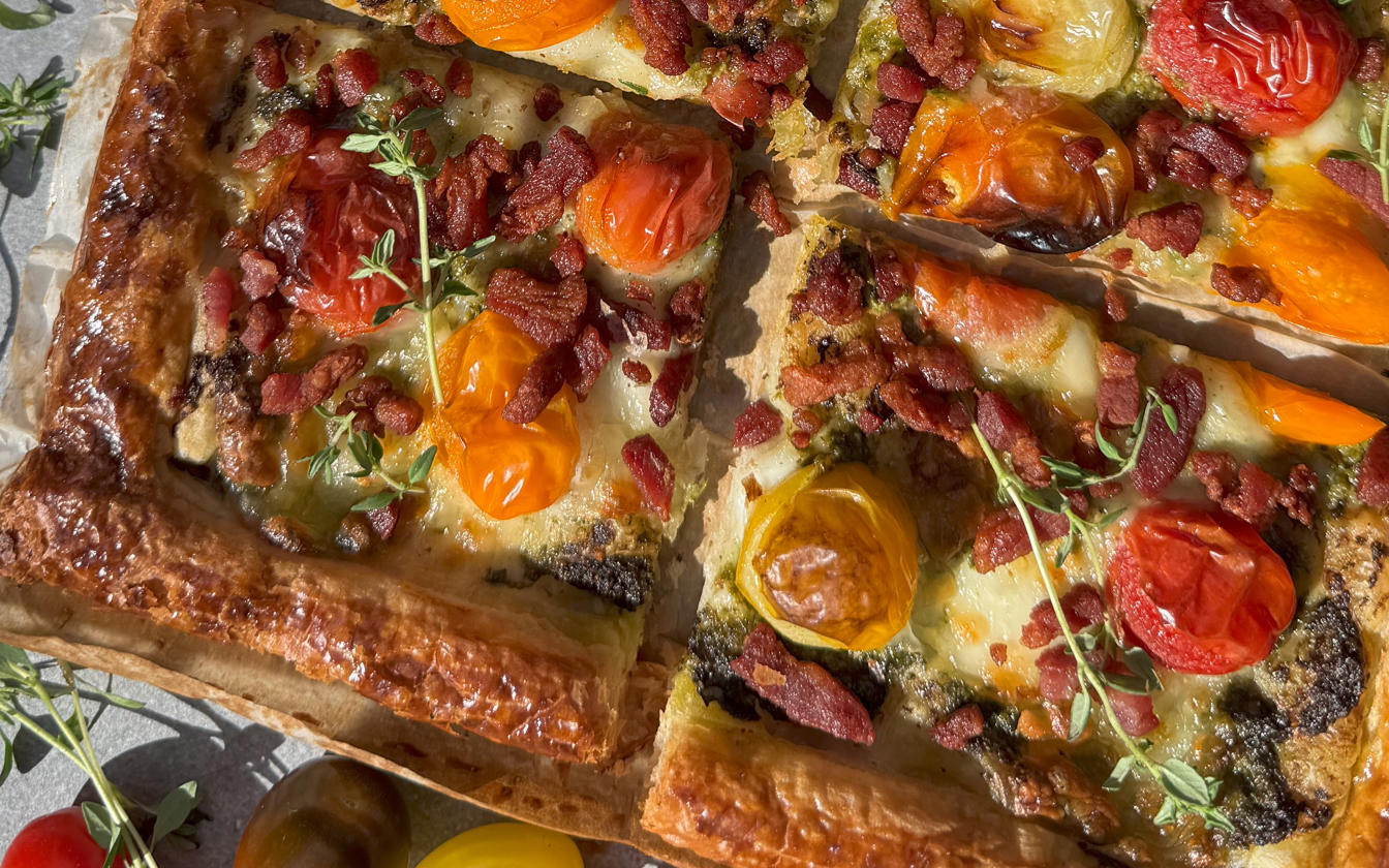 Butterdejstærte med mozzarella, tomater og bacon