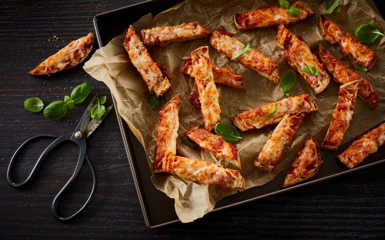 Italiensk inspirerede grissini med ost og tomat