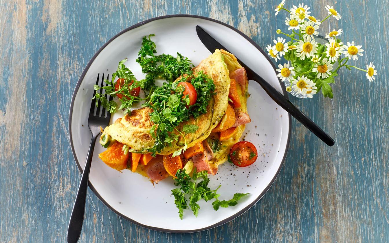 Sød-kartoffelomelet med hamburgerryg og marinerede salater